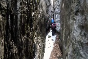 22 Nella suggestiva strettoia rocciosa del Buco della Carolina